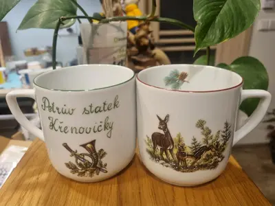 two mugs sitting on top of a table at 02 JURTA hnědá v jablečném sadu
