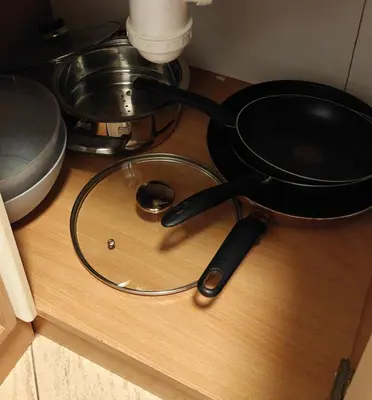 a frying pan sitting on top of a table at Apartmán v Královském Údolí s předzahrádkou in Králŭv Dvŭr
