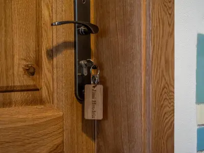 a lock on a door with a tag on it at Apartmán Jimi Hendrix in Nymburk