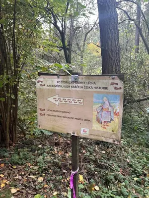 a sign on a trail in the woods at Ubytování uprostřed Evropy in Kouřim