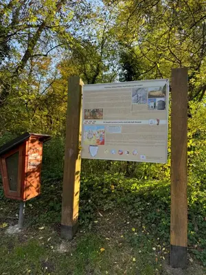 a sign in the grass next to a box at Ubytování uprostřed Evropy in Kouřim