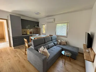 a house with a yard with a driveway at Domky Slapy pod golfem in Slapy