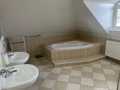 a bathroom with two sinks and a bath tub at Rodinný dům Divišov u Benešova, Na Spravedlnosti 276 in Vlašim