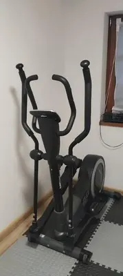 a black exercise bike sitting next to a wall at Chalupa u Kahounů in Popovice