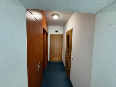 an empty hallway with a door and a hallway at Park Pension
