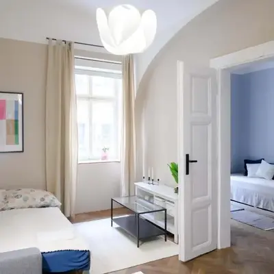 Old Town - 2BR - Living Room - Sleeps 8 - Metro 1 minute - Newly renovated