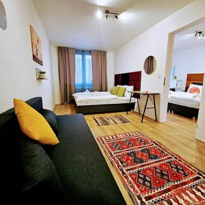 PRIVATE GARDEN 2BR PRAGUE APARTMENT for Business & Leisure