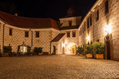 an empty courtyard of a castle at night at Zámek v Kostelci nad Černými lesy in Kostelec nad Černými Lesy