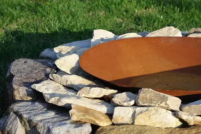 a wooden bowl sitting on a pile of rocks at Chalupa Kdovíkde in Budyně nad Ohří
