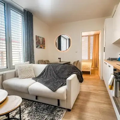 Bright Modern 1BR • Quiet • 20 min Center • Grill