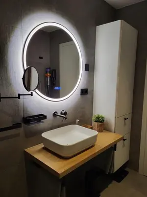 a bathroom with a white sink and a mirror at PRAHA 5, apartmán PECHLÁTOVA - BAZÉN, PARKOVÁNÍ V DOMĚ in Golčŭv Jeníkov