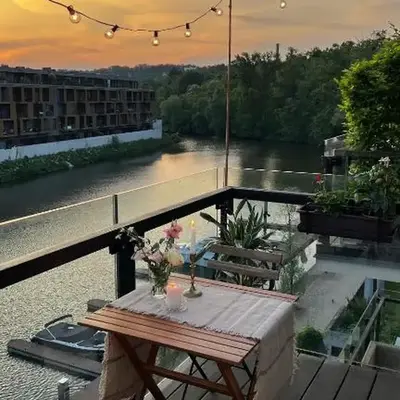 Riverside serenity Modern apartment with sunset views