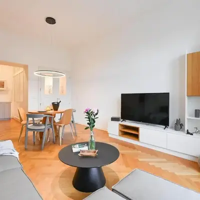 Elegant Garden Apartment near Main Station