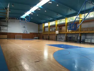 an empty gym with a basketball court in a building at Ubytování TJ Sokol Kostelec nad Černými lesy in Kostelec nad Černými Lesy