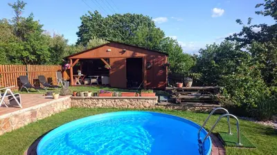 a hot tub in a yard next to a shed at Na vyhlidce in Litoměřice