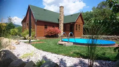 a small house with a pool in the yard at Na vyhlidce in Litoměřice