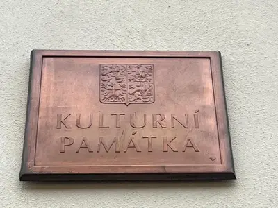 a bronze plaque on the side of a building at Apartment Žižkova 159, Terezín in Terezín