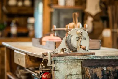 an old sewing machine sitting on top of a table at Luxusní srub Líny in Bukovno