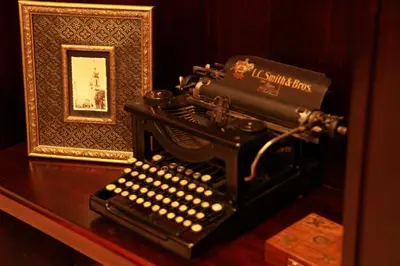 an old typewriter sitting next to a picture and a frame at Rezidence Liběchov in Liběchov
