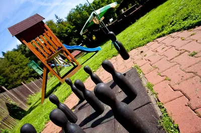 a statue of a bunch of black birds next to a chair at Motel Svatý Kryštof in Liběchov