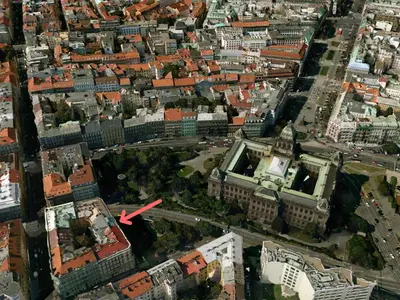 an aerial view of a city with a red arrow at Apartment Kahoun in Prague