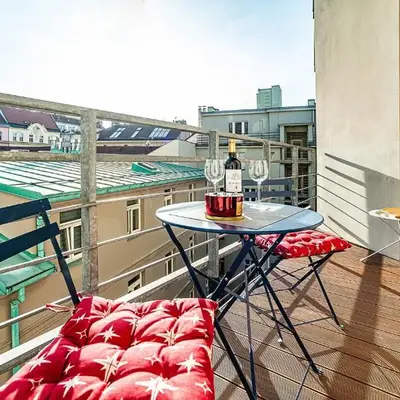 Modern Apt with portable AC and Cozy Terrace