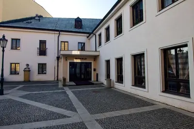 an empty courtyard in front of a building at Apartmán U Gotického dvojčete in Litoměřice