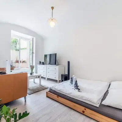 Quiet apartment in the city center with own terrace