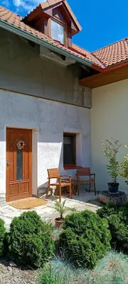 a garden with a table and flowers in a yard at Ubytování U Tajčů in Dolní Beřkovice