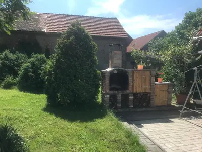 a backyard with an outdoor grill in a yard at U Pichlerů in Klipec