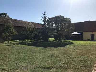 a yard next to a house with a tree at U Pichlerů in Klipec