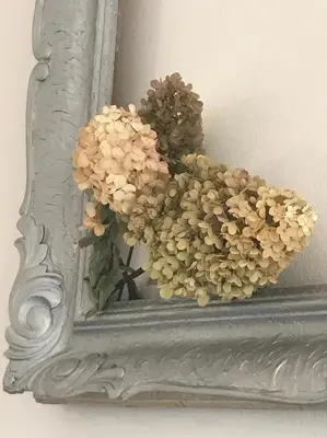 a bunch of flowers in a vase on a wall at Apartman Harmonia Poděbrady 60m2 in Poděbrady