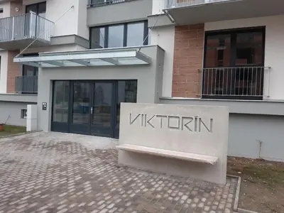 a building with a sign that reads viktorin at Apartmán Karolína in Poděbrady