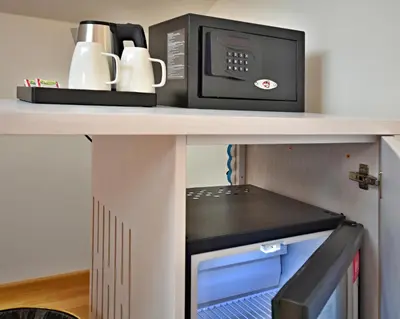 a microwave oven sitting on top of a counter at Pivovar Řevnice in Řevnice