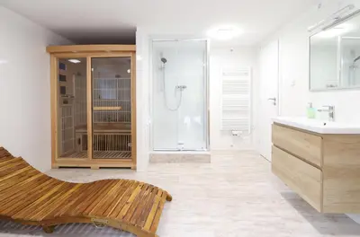 a bathroom with a shower and a bench and a sink at Chalupa Daisy Posázaví - rekreační ubytování blízko Prahy in Bohuliby