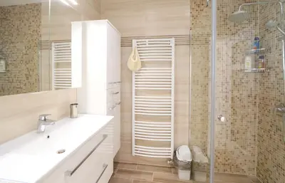 a bathroom with a white sink and a shower at Chalupa Daisy Posázaví - rekreační ubytování blízko Prahy in Bohuliby