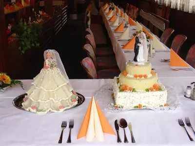 a wedding cake sitting on top of a table at Lovecký hotel Jívák in Loučeň
