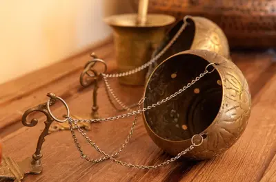 a metal bucket with a chain on a table at Babiččina Zahrada Penzion & Restaurant in Pruhonice