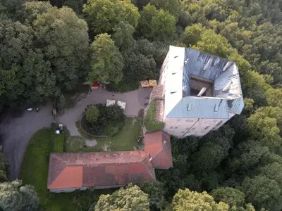 an overhead view of a house in the forest at Hájovna hradu Houska in Doksy