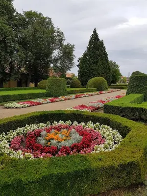 a garden with a circle of flowers and hedges at Rodinný dům pod Hazemburkem in Libochovice