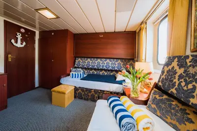 a train room with a bed and a couch at River hotel KÖNIGSTEIN in Prague
