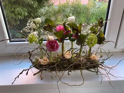 a vase of flowers sitting in a window at Apartmán Na Polabí in Mělník