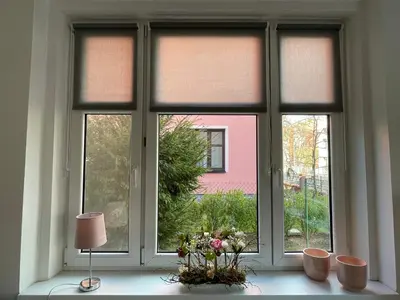 a window with a flower arrangement on a window sill at Apartmán Na Polabí in Mělník
