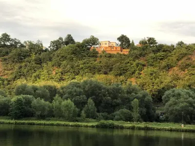 a house on top of a hill next to a river at Chatka - B - Vyhlídka nad řekou in Zdiby