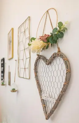 a heart shapedreath hanging on a wall with a flower at I.P.Pavlova in Prague