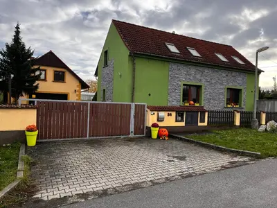 a house with a fence in front of it at Apartmán Jenčice v Českém středohoří in Jenčice