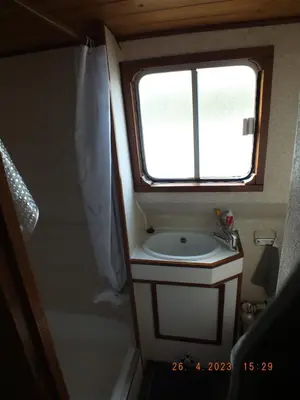 a small bathroom with a sink and a window at Zouw Hausboat Zakotven -pouze ubytovaní in Roudnice nad Labem